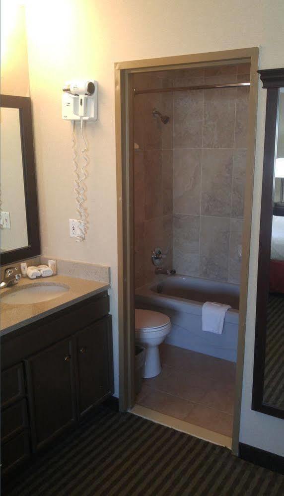 Hotel Ramada By Wyndham Abbotsford Zewnętrze zdjęcie