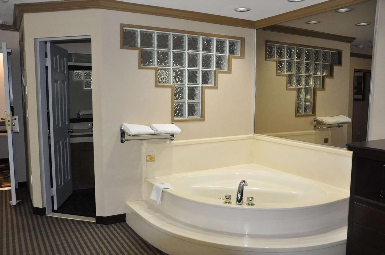 Hotel Ramada By Wyndham Abbotsford Zewnętrze zdjęcie