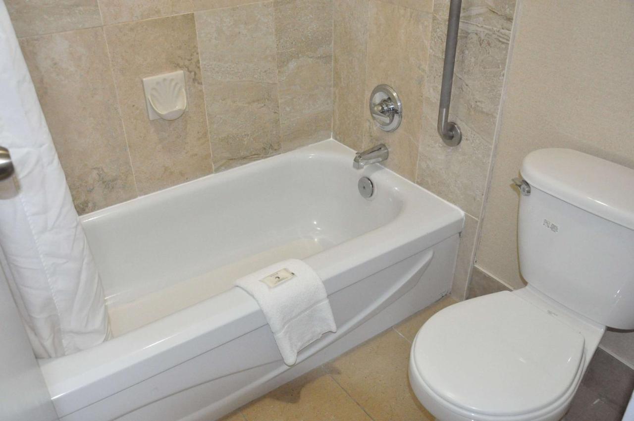 Hotel Ramada By Wyndham Abbotsford Zewnętrze zdjęcie